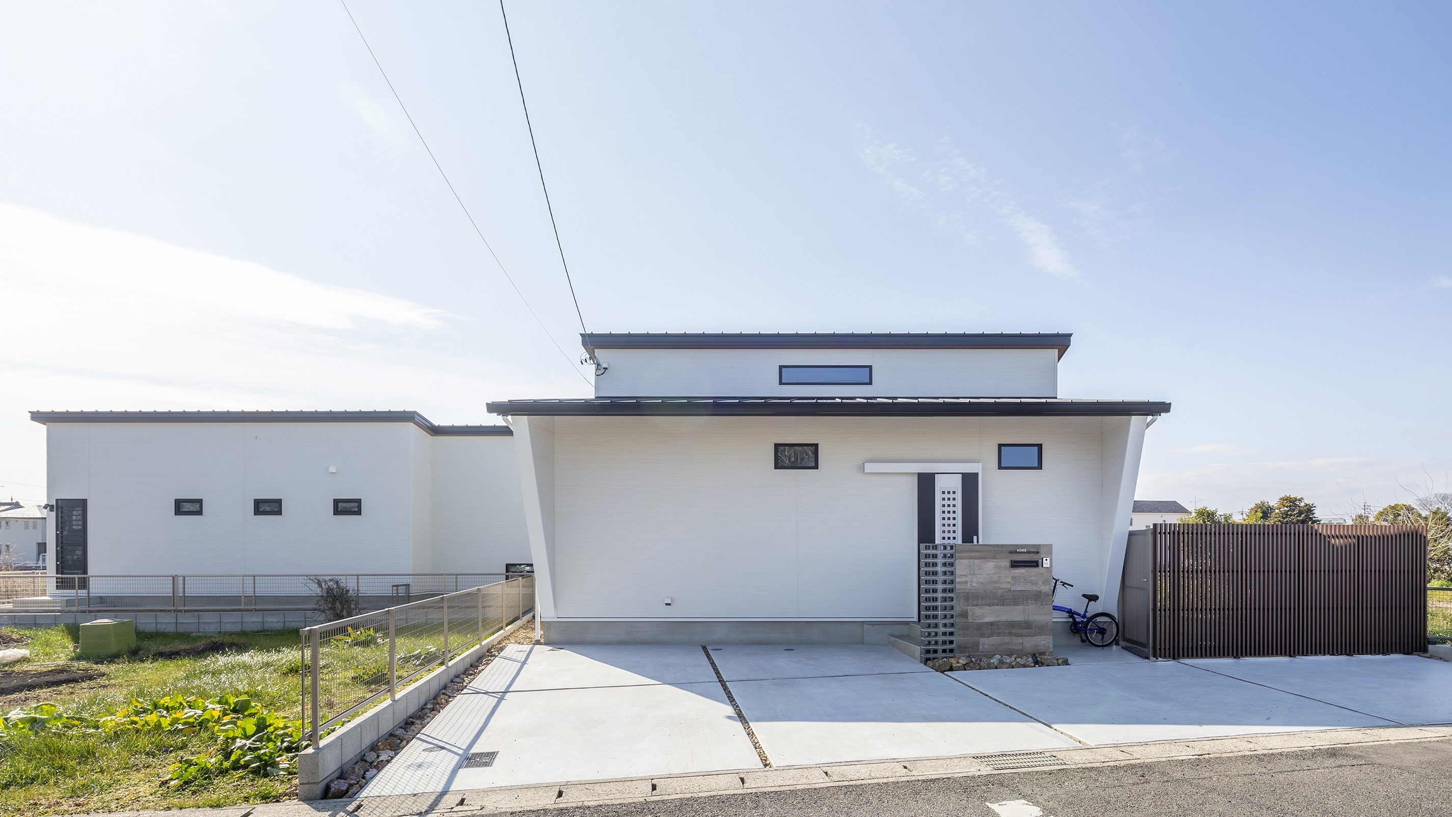 白い外観の広々とした平屋住宅。